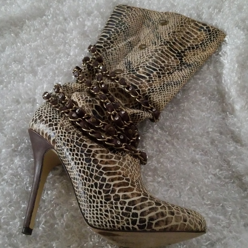 Snake skin boots, with snap sides, chain & bling